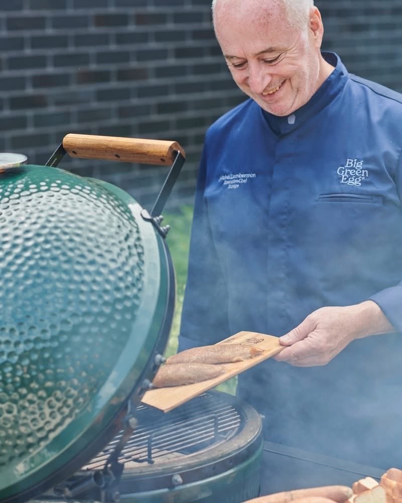 biggreenegg_sk's tweet image. 🔥🥭 Sladké + údené = dokonalé!
Mini sendviče s údeným kuracím mäsom a mangovým čatní sú chuťová bomba 💚
Dym z Big Green Egg dodá mäsu hĺbku, mango sladkosť a brioška všetko spojí do jedného sústa šťastia 😋

👉 Recept: biggreenegg.sk/blog/329_mini-…

#BigGreenEgg #BBQ #ZeleneVajicko