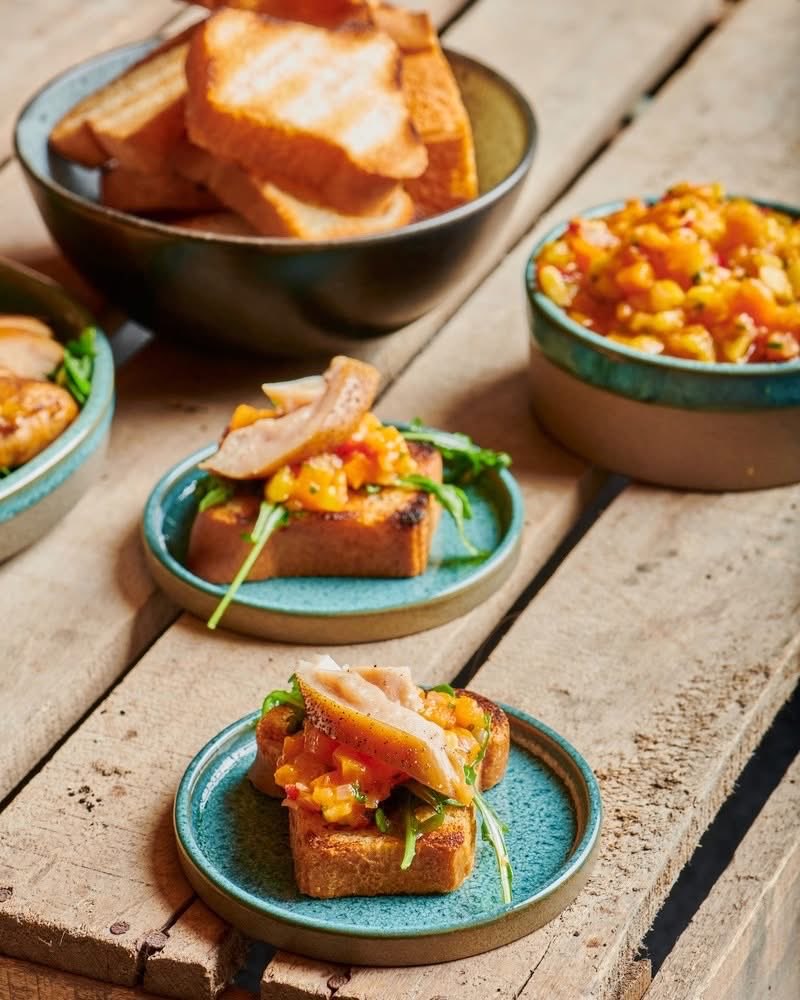 biggreenegg_sk's tweet image. 🔥🥭 Sladké + údené = dokonalé!
Mini sendviče s údeným kuracím mäsom a mangovým čatní sú chuťová bomba 💚
Dym z Big Green Egg dodá mäsu hĺbku, mango sladkosť a brioška všetko spojí do jedného sústa šťastia 😋

👉 Recept: biggreenegg.sk/blog/329_mini-…

#BigGreenEgg #BBQ #ZeleneVajicko