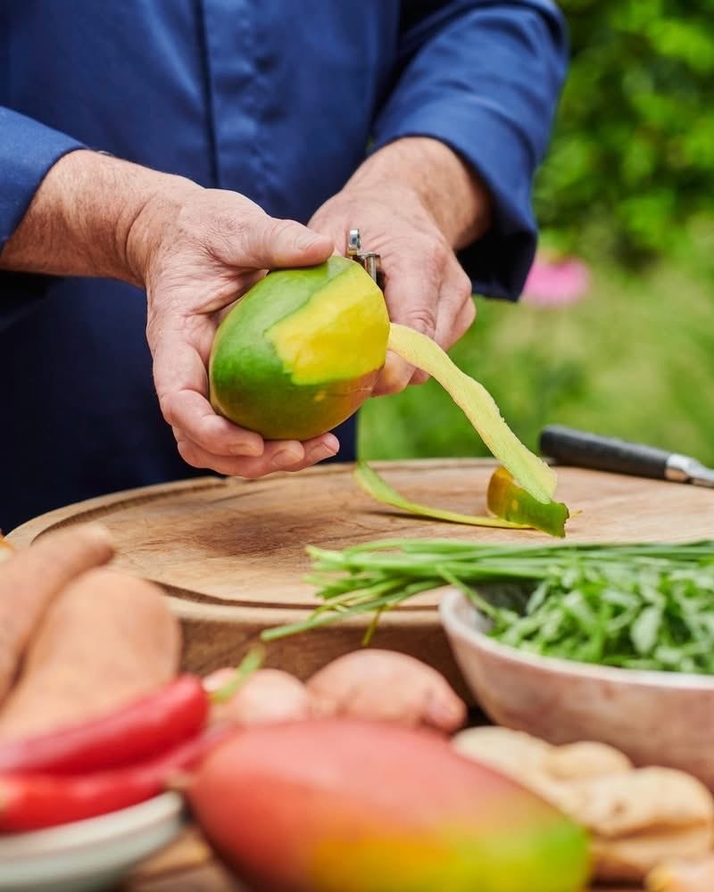 biggreenegg_sk's tweet image. 🔥🥭 Sladké + údené = dokonalé!
Mini sendviče s údeným kuracím mäsom a mangovým čatní sú chuťová bomba 💚
Dym z Big Green Egg dodá mäsu hĺbku, mango sladkosť a brioška všetko spojí do jedného sústa šťastia 😋

👉 Recept: biggreenegg.sk/blog/329_mini-…

#BigGreenEgg #BBQ #ZeleneVajicko