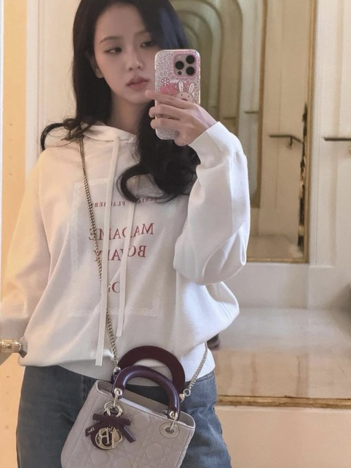 cinamon_cx's tweet photo. SLAYIN' mirror selfies, YASSS! 😍 #JISOO #JISOOxDiorSS26 #BLACKPINK #VibesOnFleek #LikeForViews https://t.co/uqbXcuaK1l