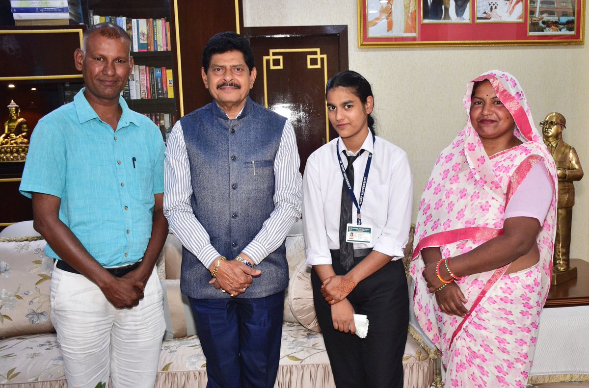 Dr. Gopal Sharma (@drgopal_sharma) on Twitter photo सिविल लाइंस के हरिपुरा क्षेत्र की ढोली-राणा बस्ती के परिवार की बिटिया अब गर्व के साथ महात्मा ज्योतिराव फुले विश्वविद्यालय से बीए-एलएलबी की पढ़ाई कर रही है।
कुछ समय पूर्व फीस के अभाव में कहीं दाखिला नहीं करवा पाने के कारण आप लोग कार्यालय आए थे। मेरे अनुरोध पर विश्वविद्यालय सिविल लाइंस के हरिपुरा क्षेत्र की ढोली-राणा बस्ती के परिवार की बिटिया अब गर्व के साथ महात्मा ज्योतिराव फुले विश्वविद्यालय से बीए-एलएलबी की पढ़ाई कर रही है।
कुछ समय पूर्व फीस के अभाव में कहीं दाखिला नहीं करवा पाने के कारण आप लोग कार्यालय आए थे। मेरे अनुरोध पर विश्वविद्यालय