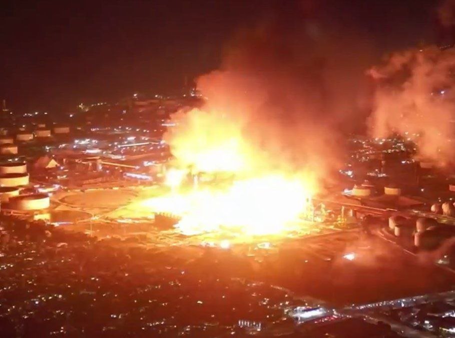 JackStr42679640's tweet photo. To bring the UAV strike at the 🇷🇺 2nd largest oil refinery #Kirishi, Leningrad Oblast overnight in conjunction w/h the incident at the 2nd biggest U.S. refinery in #ElSegundo, outside LA on Oct 2, we have an clue that Trump really got orders to hit #Russia "deep inside", he said
WorldWarIIIInfo