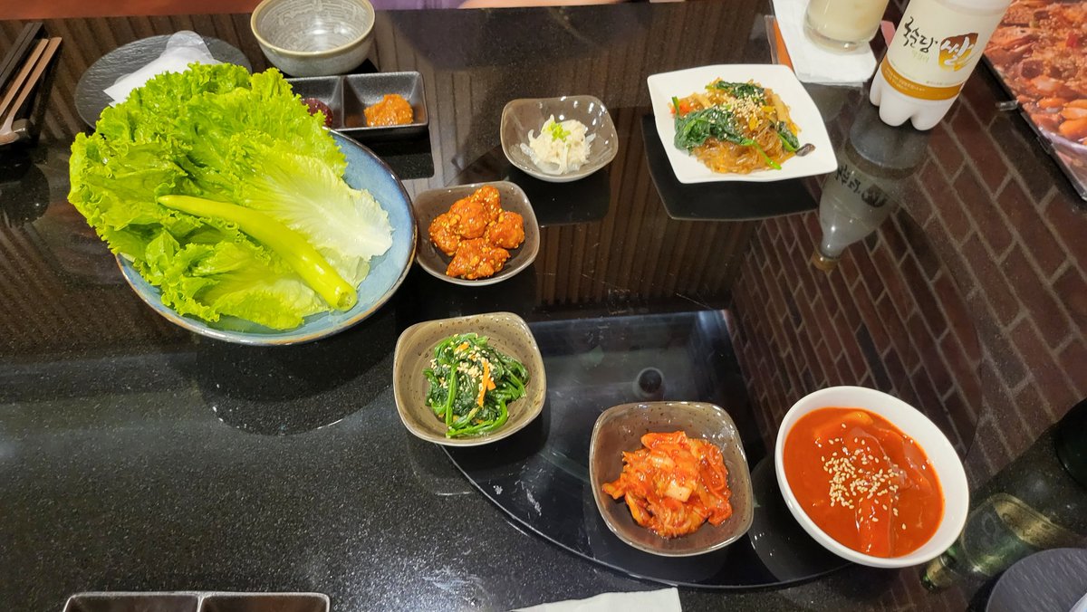 watarujin1110's tweet photo. 晩飯は近所の韓国料理。本場と同じくオ��ションが頼み放題。
#sarak
#バンコク
#韓国 https://t.co/XuevwBHil2