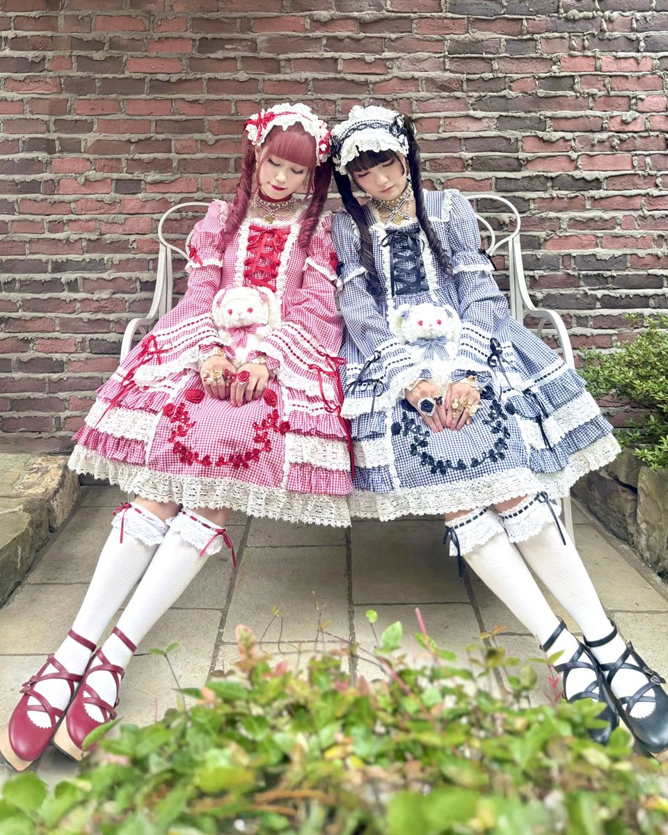 fuwa__omuraisu's tweet photo. ギンガムチェック巻きバラドールワンピースふたご❤️🖤🥀 https://t.co/iwzLHpMjDT