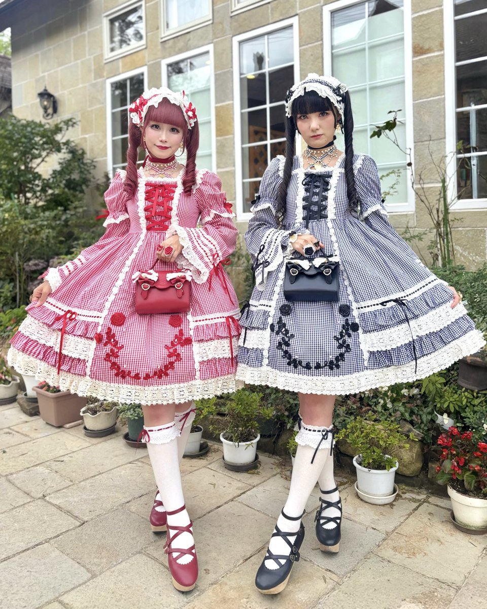 fuwa__omuraisu's tweet photo. ギンガムチェック巻きバラドールワンピースふたご❤️🖤🥀 https://t.co/iwzLHpMjDT