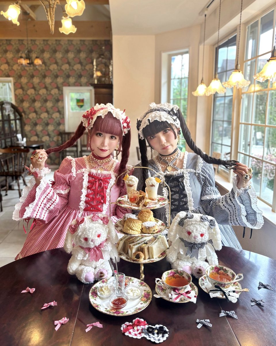 fuwa__omuraisu's tweet photo. ギンガムチェック巻きバラドールワンピースふたご❤️🖤🥀 https://t.co/iwzLHpMjDT