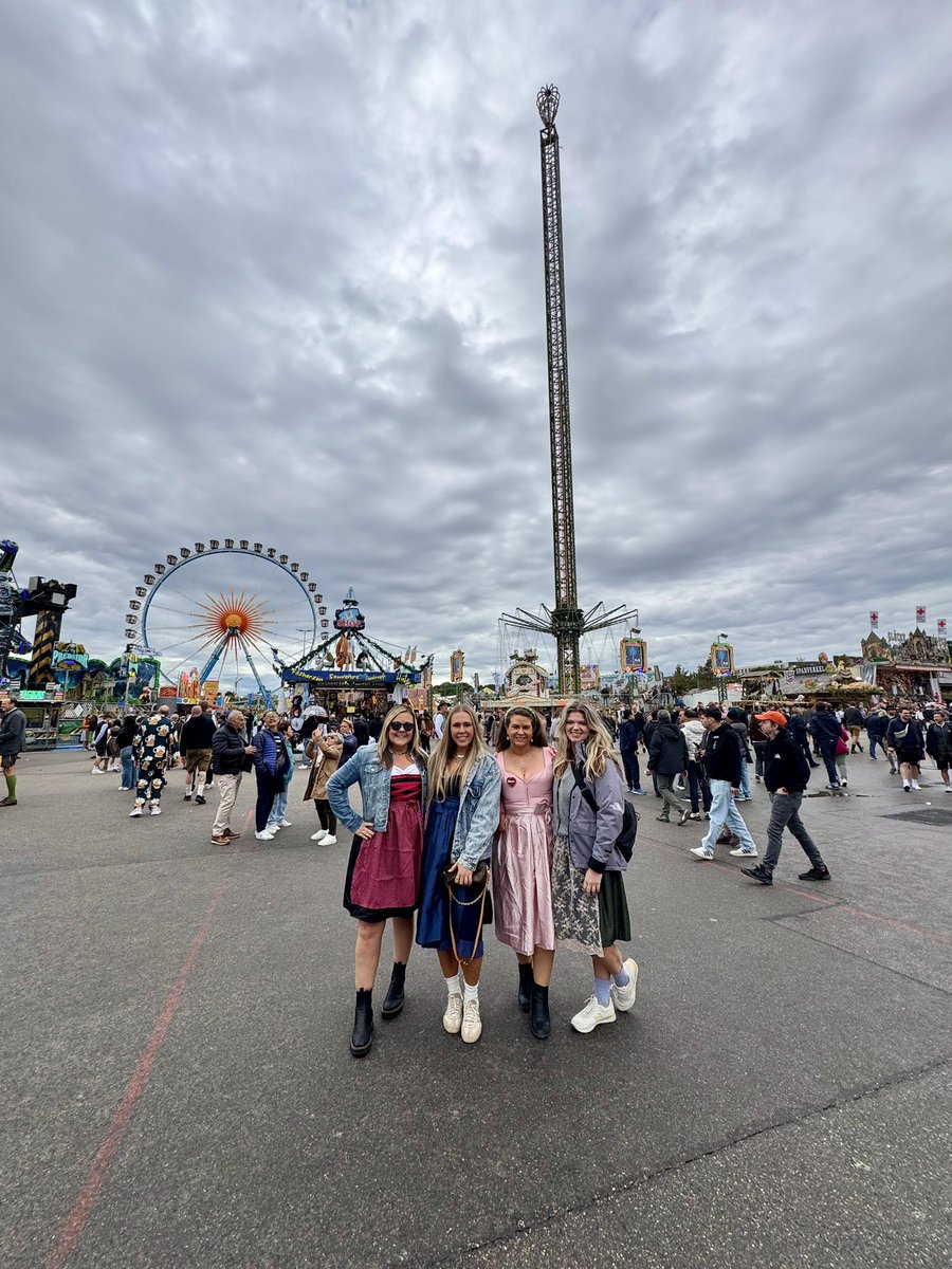 Ale yeah, it’s Oktoberfest! 🍻🥨🇩🇪🌭