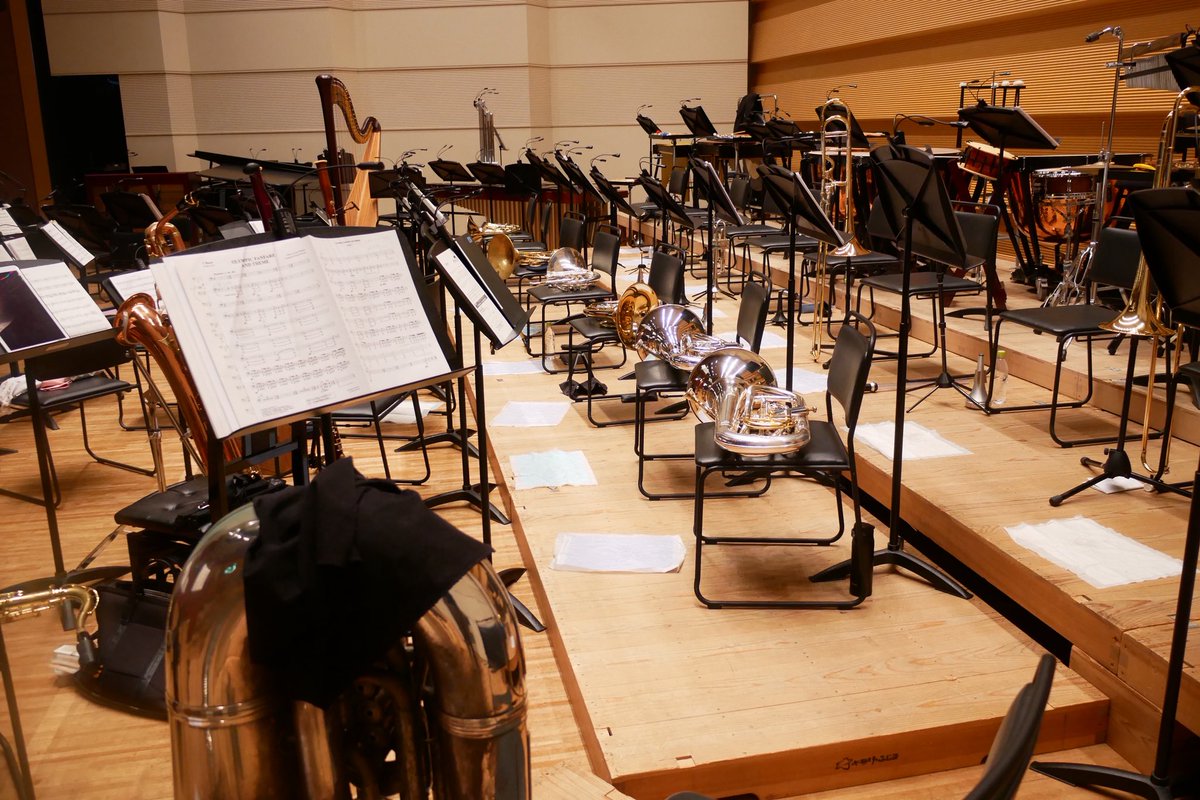 昼食休憩で誰もいなくなったホール。