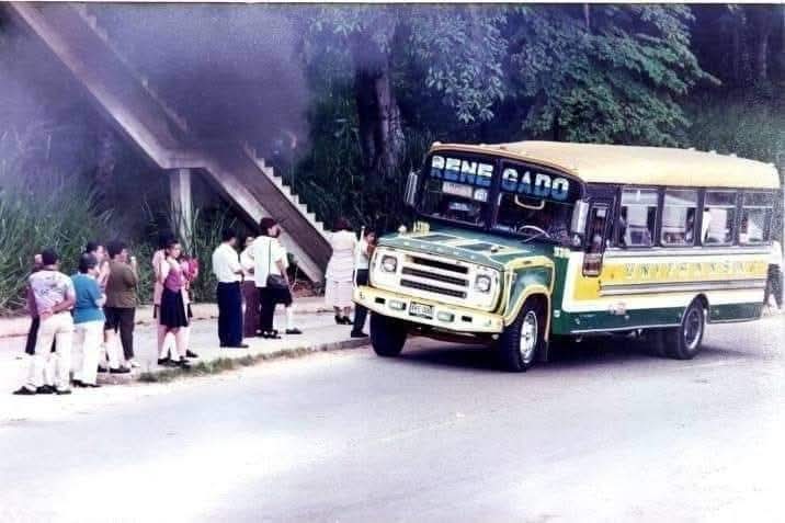 ¿Recuerdan al "Renegado"? 
¿Donde creen que es esa parada ? 

¡ Feliz #Sábado para todos en #Bucaramanga !

Foto; Cortesía Historia de Bucaramanga.
