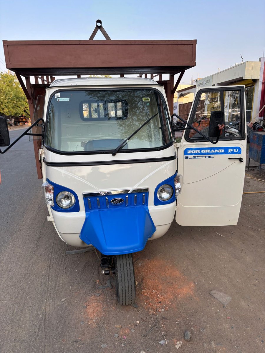 harishivgupta's tweet photo. @anandmahindra Sir, my pickup has been sitting idle for 20 days, and I am very upset. Please help. The showroom made big promises before delivering the pickup, but they are not providing any service after delivery. https://t.co/YeMPVfEPdB