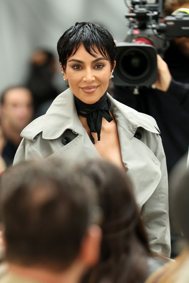 KUWTKWorld's tweet image. 📸 Kim Kardashian at the Maison Alaïa show at PFW

#PFW2025