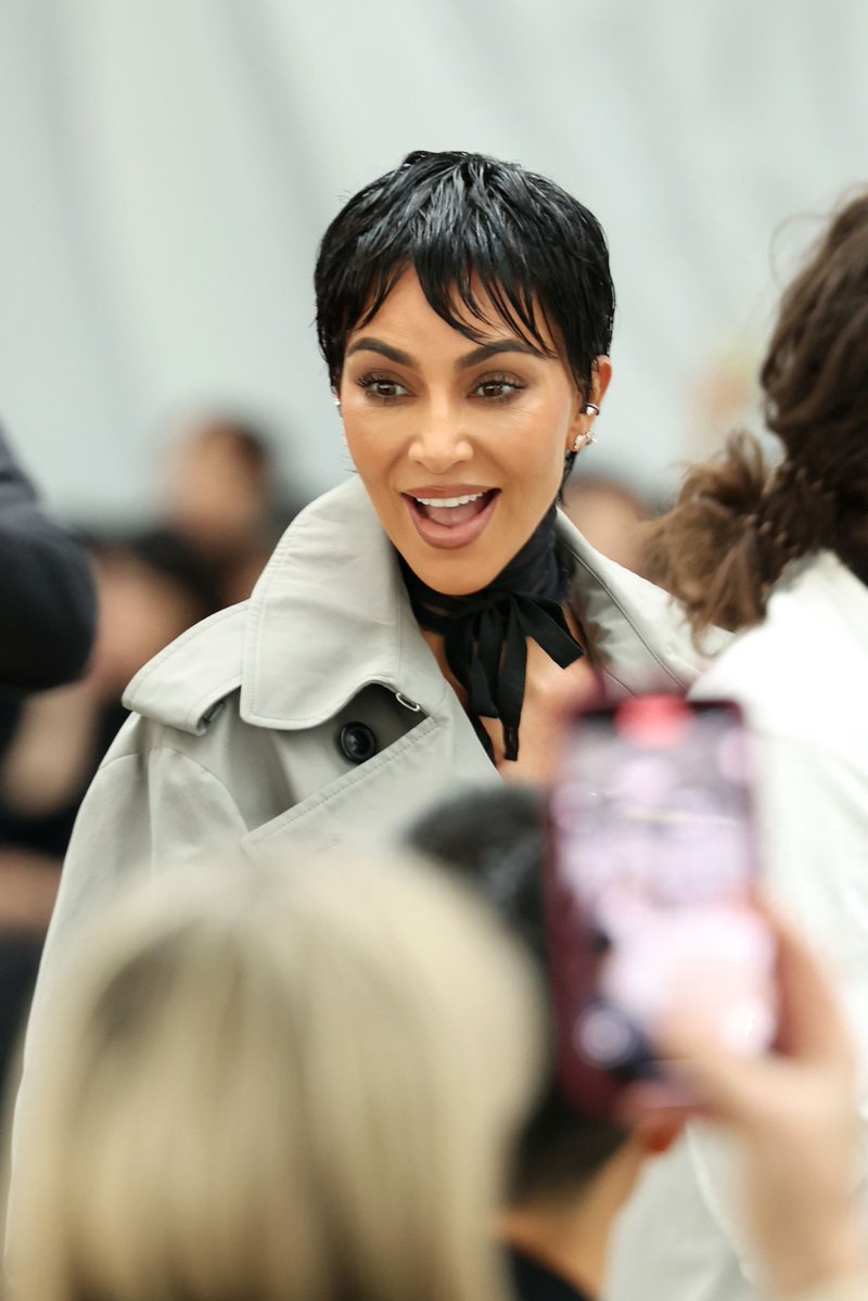 KUWTKWorld's tweet image. 📸 Kim Kardashian at the Maison Alaïa show at PFW

#PFW2025