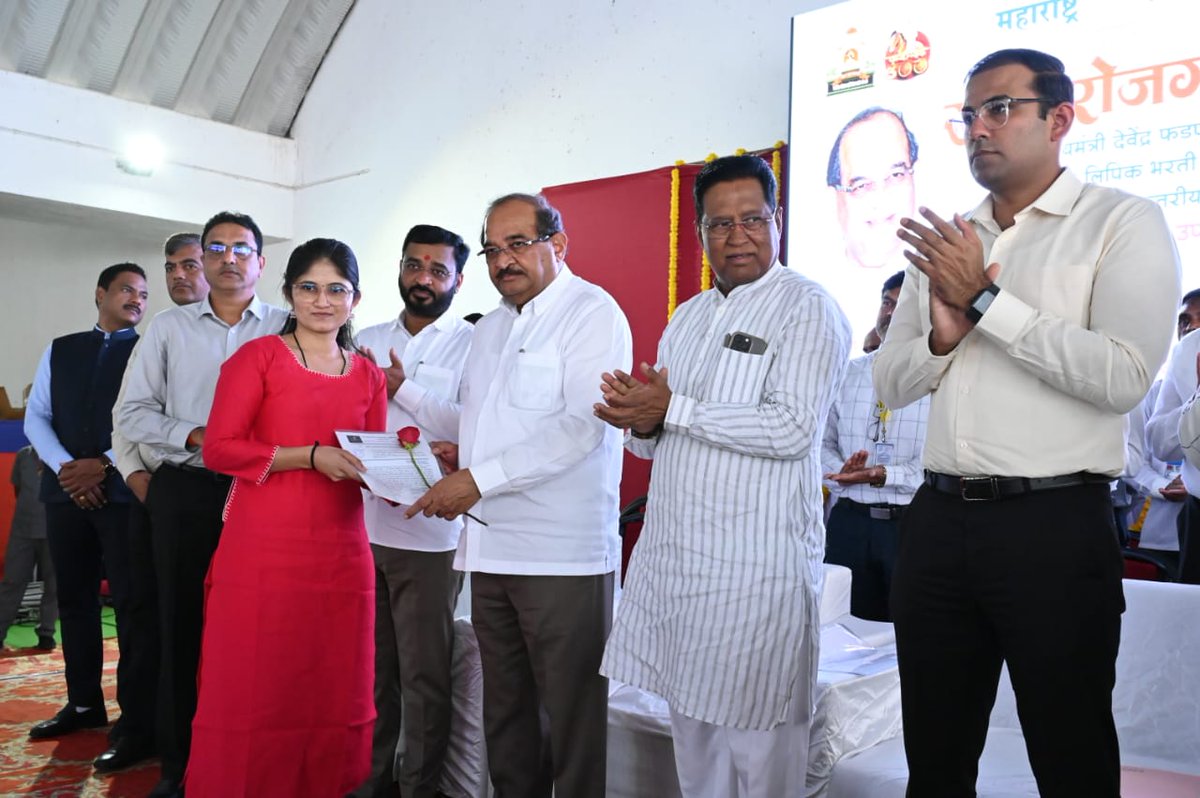 InfoAhilyanagar's tweet image. लोणीत जिल्हास्तरीय कार्यक्रमात ३३८ तरुणांना शासकीय नोकरीचे नियुक्ती पत्र ! पालकमंत्री डॉ. राधाकृष्ण विखे पाटील यांचे आवाहन: "शासकीय नोकरी ही जनसेवेची संधी आहे, जनतेचा विश्वास जपा!"
(१/३)
 #MaharashtraJobs #Shirdi #GovernmentService