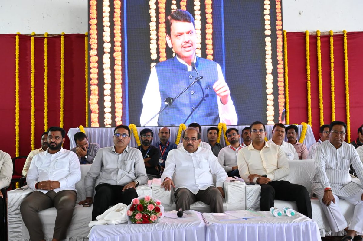 InfoAhilyanagar's tweet image. लोणीत जिल्हास्तरीय कार्यक्रमात ३३८ तरुणांना शासकीय नोकरीचे नियुक्ती पत्र ! पालकमंत्री डॉ. राधाकृष्ण विखे पाटील यांचे आवाहन: "शासकीय नोकरी ही जनसेवेची संधी आहे, जनतेचा विश्वास जपा!"
(१/३)
 #MaharashtraJobs #Shirdi #GovernmentService