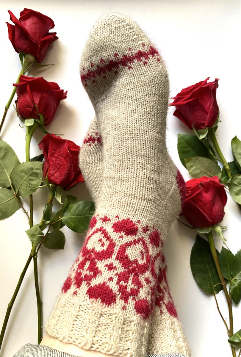 sasacrecoeur's tweet image. サクレクールソックスパターン販売開始✨❤️‍🔥！！(三枚目に履いた写真もあるのでぜひ見てね🥰)
Silent&amp;amp;holyなクリスマス🎄の🎁に今からなら余裕で編み終わっちゃう♪大切な方に如何ですか？

ご購入はこちらのラベリーのページから❤️
ravelry.com/patterns/libra…