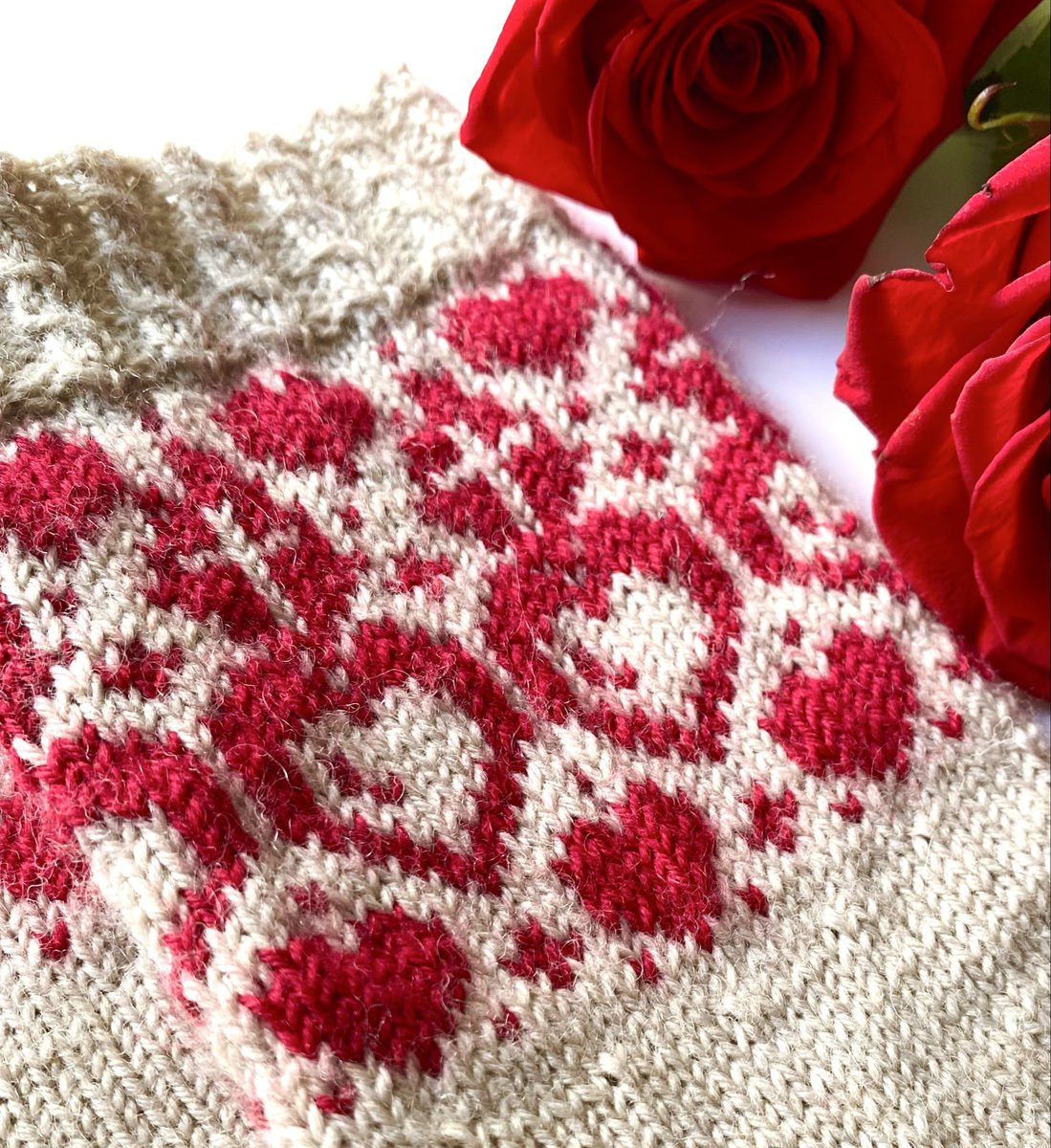 sasacrecoeur's tweet image. サクレクールソックスパターン販売開始✨❤️‍🔥！！(三枚目に履いた写真もあるのでぜひ見てね🥰)
Silent&amp;amp;holyなクリスマス🎄の🎁に今からなら余裕で編み終わっちゃう♪大切な方に如何ですか？

ご購入はこちらのラベリーのページから❤️
ravelry.com/patterns/libra…