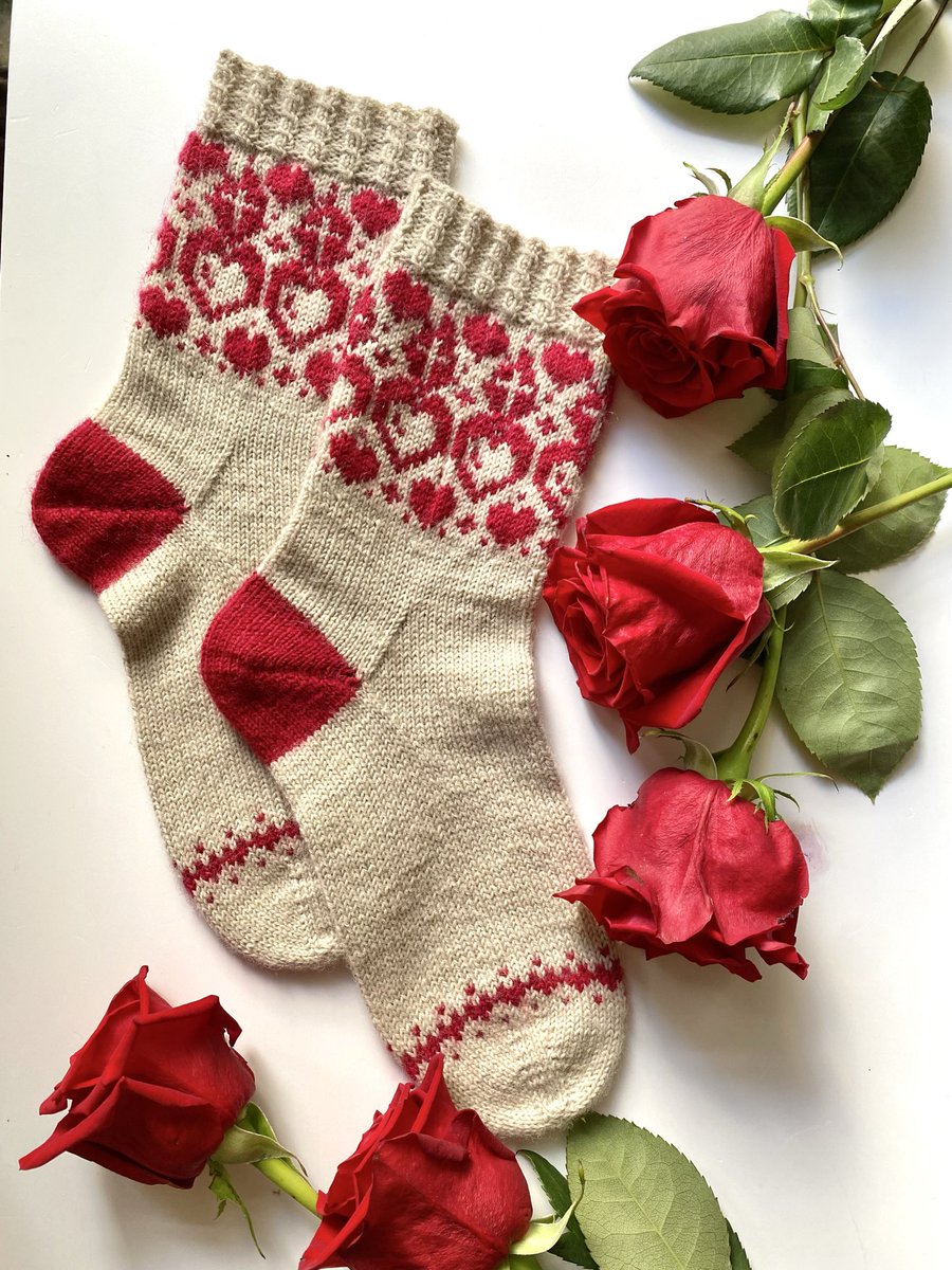 sasacrecoeur's tweet image. サクレクールソックスパターン販売開始✨❤️‍🔥！！(三枚目に履いた写真もあるのでぜひ見てね🥰)
Silent&amp;amp;holyなクリスマス🎄の🎁に今からなら余裕で編み終わっちゃう♪大切な方に如何ですか？

ご購入はこちらのラベリーのページから❤️
ravelry.com/patterns/libra…