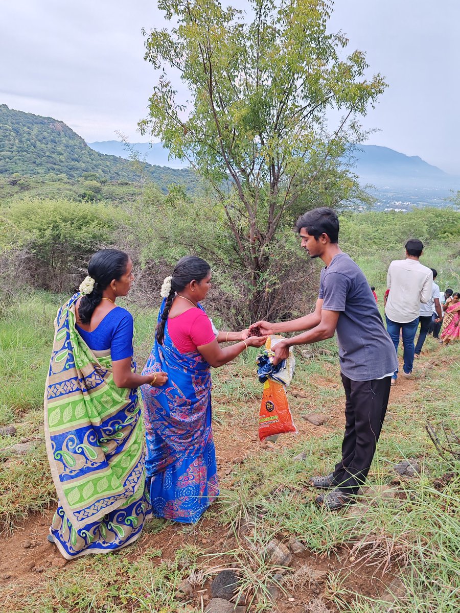 PPPsince2017__'s tweet photo. 🌱 For the 9th consecutive year, we’re sharing tamarind seeds with devotees visiting Saruvamalai.
25 kgs sown today. 
#pattikadupasumaipattarai https://t.co/7uMnt7xV1W