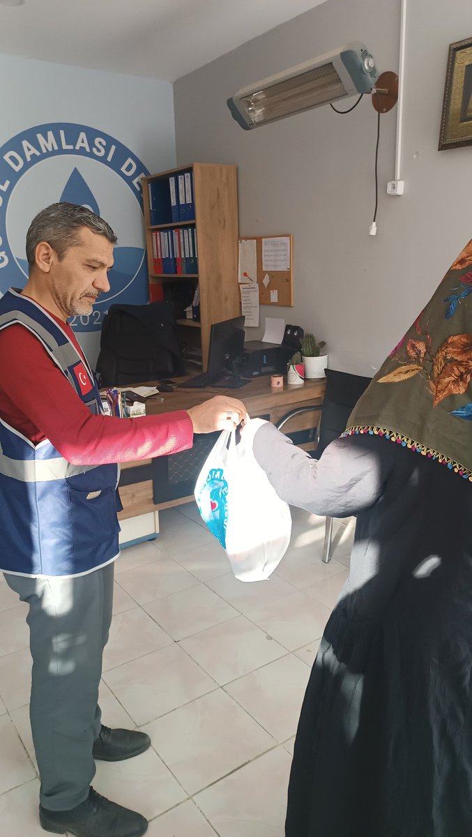 gonul_damlasder's tweet photo. Gönül Damlası Derneği olarak, kıymetli hayırseverlerimizin bağışladığı adak kurbanlarını bölgemizde ikamet eden ihtiyaç sahibi ailelerimize dağıttık. Kesilen kurbanları, yapılan tüm hayır ve hasenatları, edilen duaları Cenab-ı Allah katında kabul etsin. https://t.co/F0fU0lo7u6