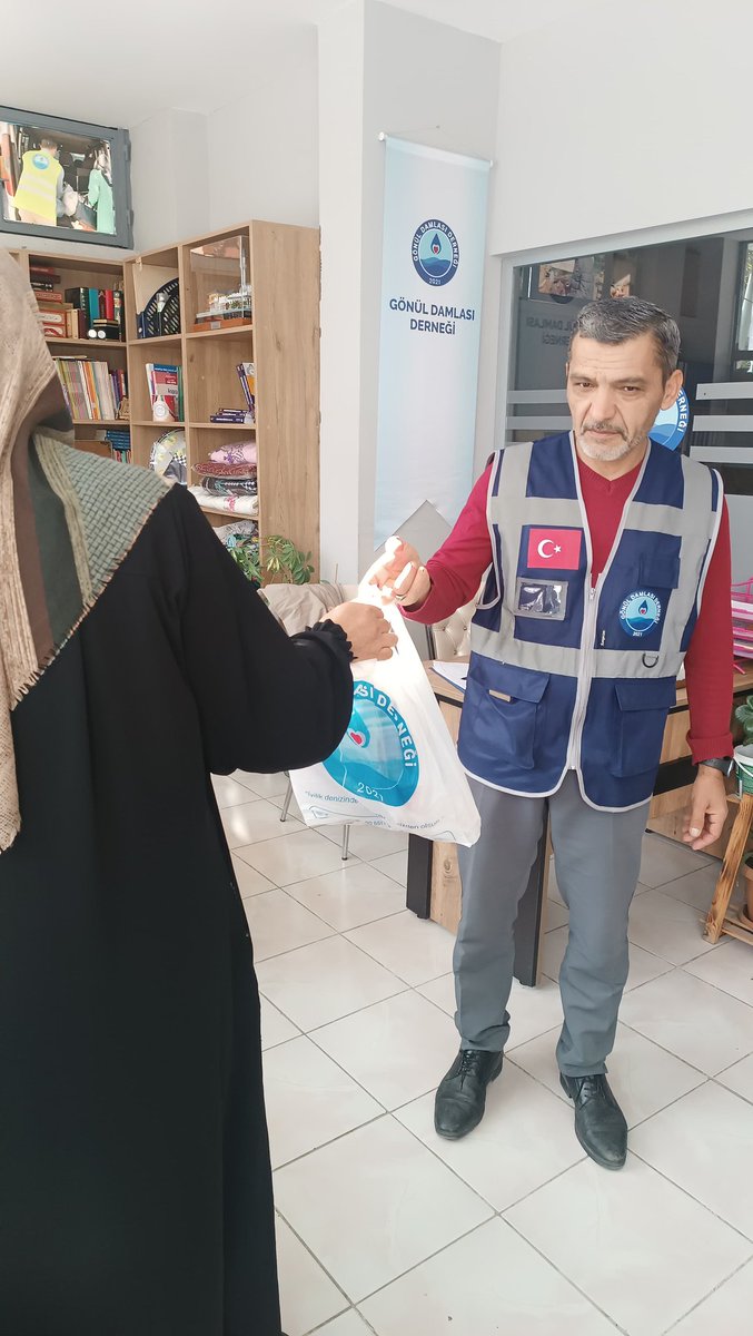 Gönül Damlası Derneği olarak, kıymetli hayırseverlerimizin bağışladığı adak kurbanlarını bölgemizde ikamet eden ihtiyaç sahibi ailelerimize dağıttık. Kesilen kurbanları, yapılan tüm hayır ve hasenatları, edilen duaları Cenab-ı Allah katında kabul etsin.