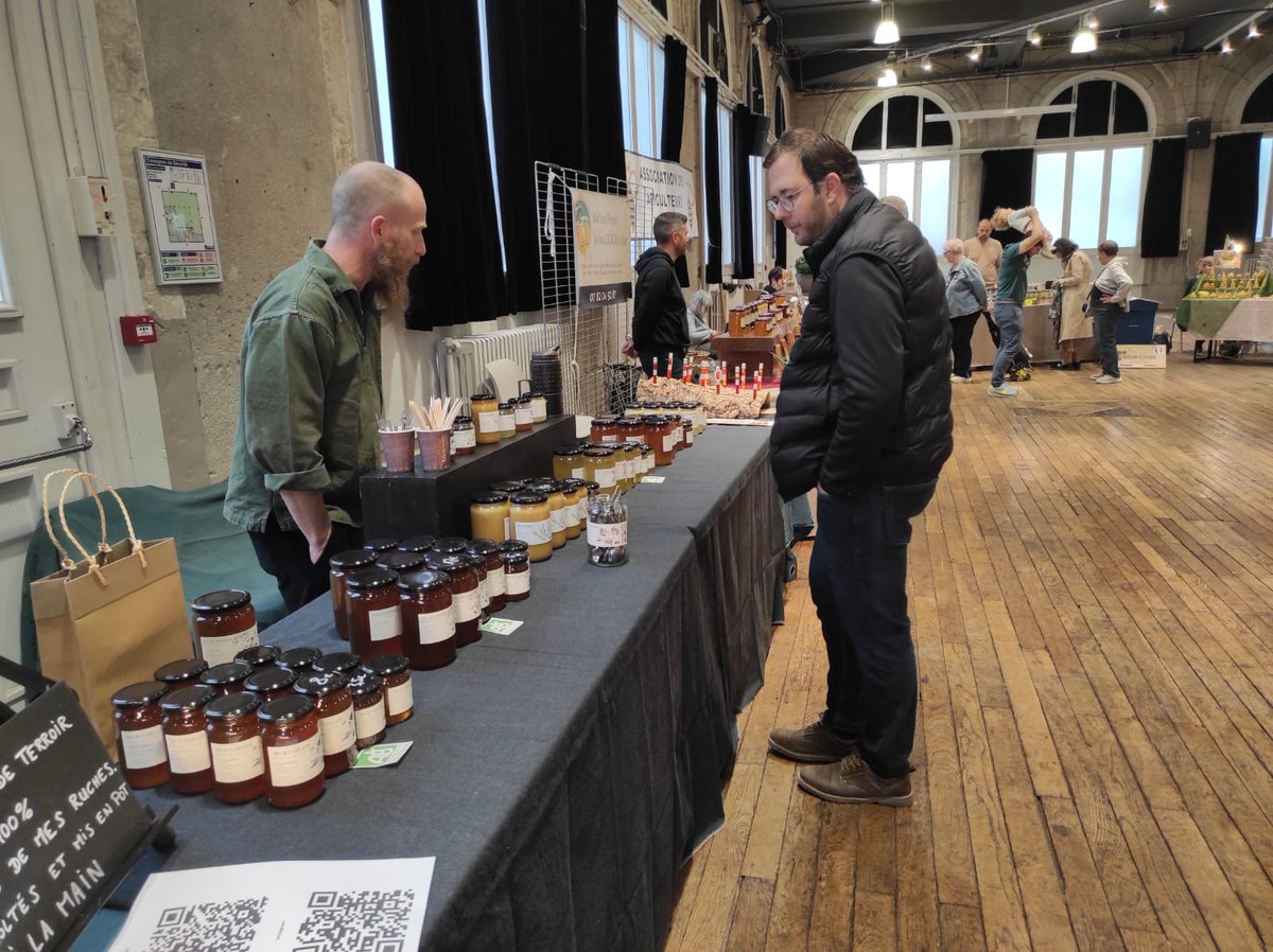 RubagottiAdrien's tweet photo. Aujourd’hui au Salon du miel à Vienne 🍯 : un vrai plaisir d’échanger avec nos producteurs locaux. Notre territoire regorge de richesses, sachons les mettre en valeur ! #ProduitLocal #Territoire #vienne38 #rassemblonsvienne https://t.co/dDcip7fbZi