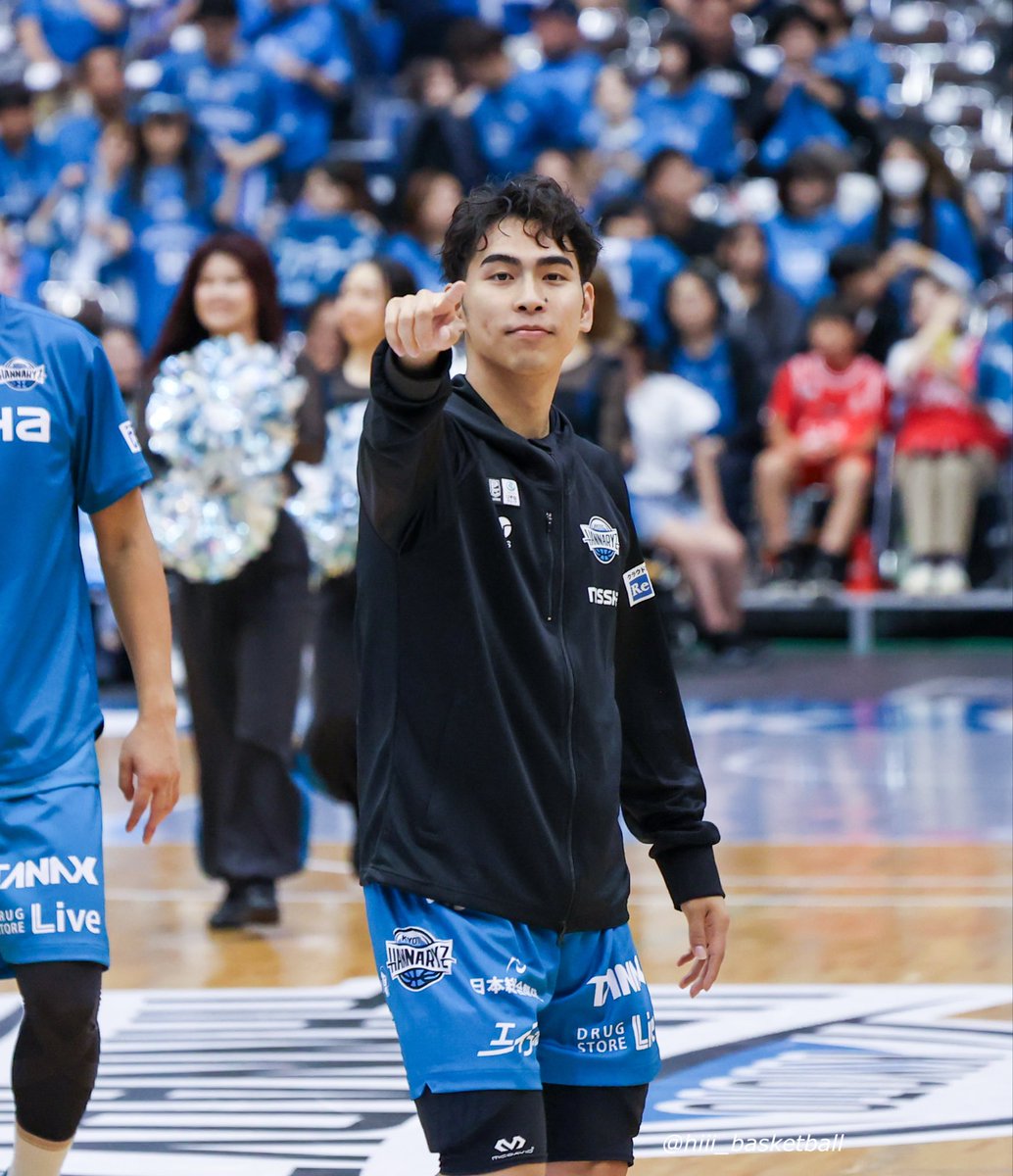 hiii_basketball's tweet photo. 深夜なので独り言
コート一周の時、「気付いてるよ！」って指差してくれるのすごい嬉しいよね

カメラと一緒に掲げたタオルに気がついてくれたと(勝手に)信じて、心がポカポカになってる深夜この頃☺️ https://t.co/XuEdKWwNtk