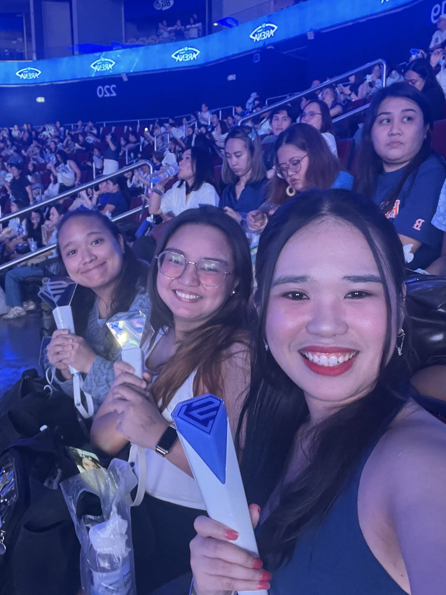 CheerfulCin's tweet photo. @micahpn @LaizaAnastacio @neekoiii @BBdaerinim @bookish_elf @herreadingdump @ItsRoshyyyy Hope nakauwi kayo ng safe, fellow ELFs!! Thank you for a wonderful night 💙🫶 https://t.co/qrXJ6FdOrl