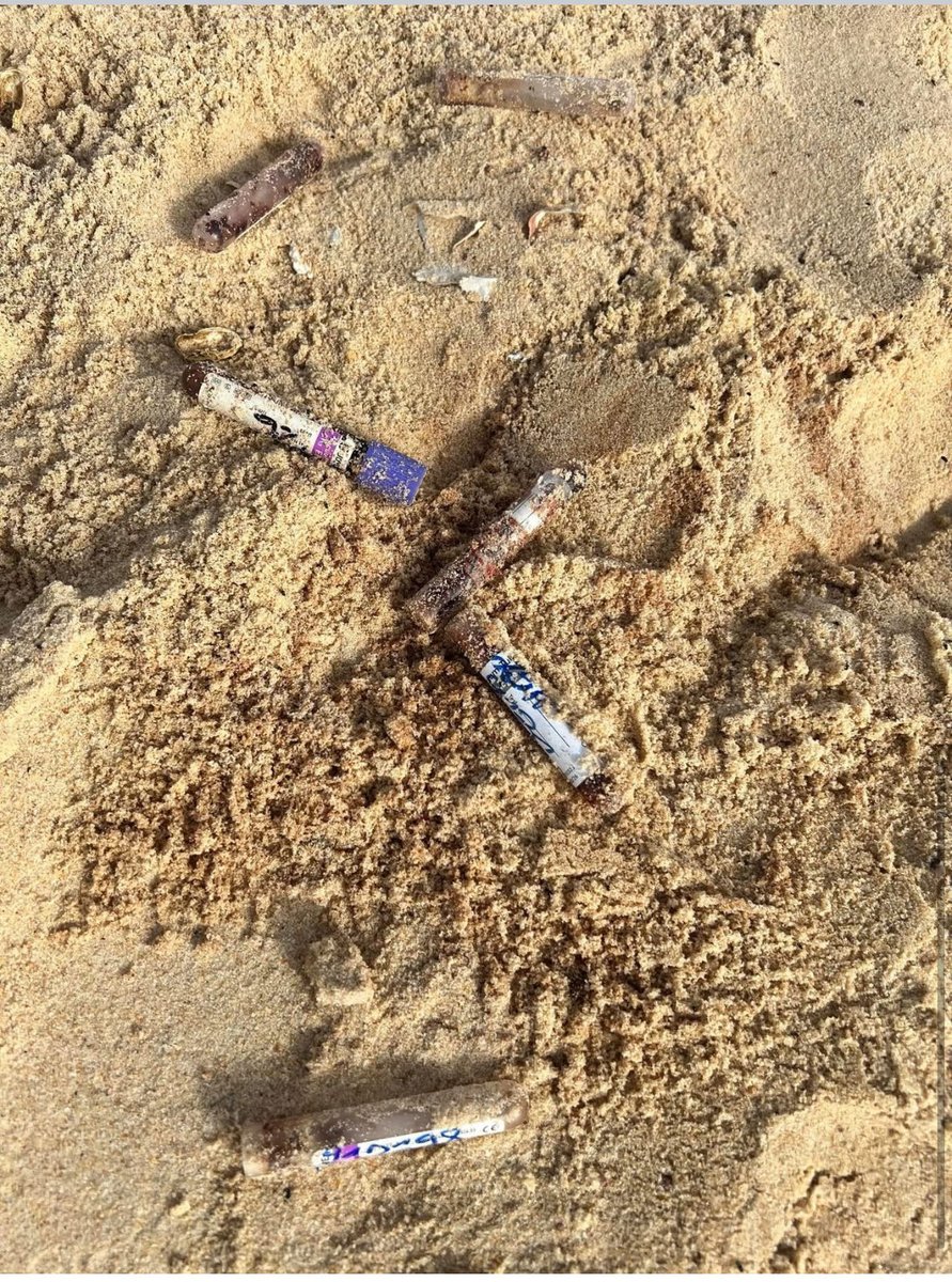 🛑ALERTE🛑

Ce mardi 30 septembre, lors d’une promenade matinale à la plage de Malibu (Dakar), j’ai eu la triste surprise de découvrir plusieurs flacons de sang abandonnés dans le sable.

Voir de tels déchets médicaux dans un espace public, fréquenté par des familles et des