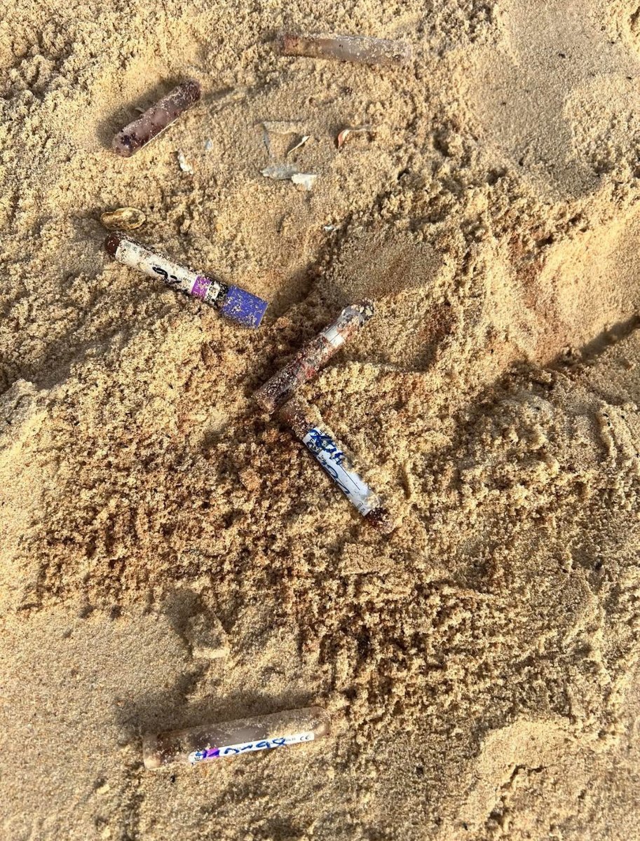 secondair_effet's tweet photo. 🛑ALERTE🛑

Ce mardi 30 septembre, lors d’une promenade matinale à la plage de Malibu (Dakar), j’ai eu la triste surprise de découvrir plusieurs flacons de sang abandonnés dans le sable.

Voir de tels déchets médicaux dans un espace public, fréquenté par des familles et des enfants, est profondément choquant et dangereux. Cela met en péril non seulement la santé des usagers de la plage mais aussi l’écosystème marin.

Je partage ces images avec regret, mais aussi avec un appel à la conscience collective. Nos plages doivent rester des lieux de détente, de beauté et de vie, pas des dépotoirs de produits toxiques.

👉 Sensibilisons autour de nous.
👉 Ne laissons aucun déchet derrière nous.
👉 Interpellons les autorités et responsables pour une meilleure gestion des déchets médicaux et un suivi rigoureux.

Protéger nos plages, c’est protéger notre santé, notre environnement et l’avenir de nos enfants. 🌍

#LCIS®️