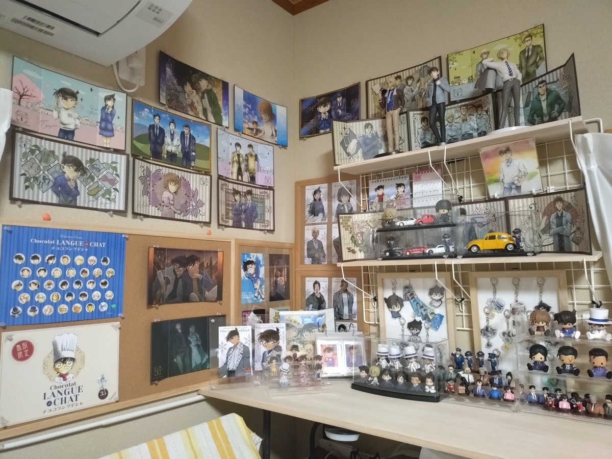 hijiri129's tweet photo. DAISOさんで色々買ってきてグッズ並べました！
部屋の一角がコナングッズ塗れになったけど悔いはない😤 https://t.co/gU6Z9AZng7