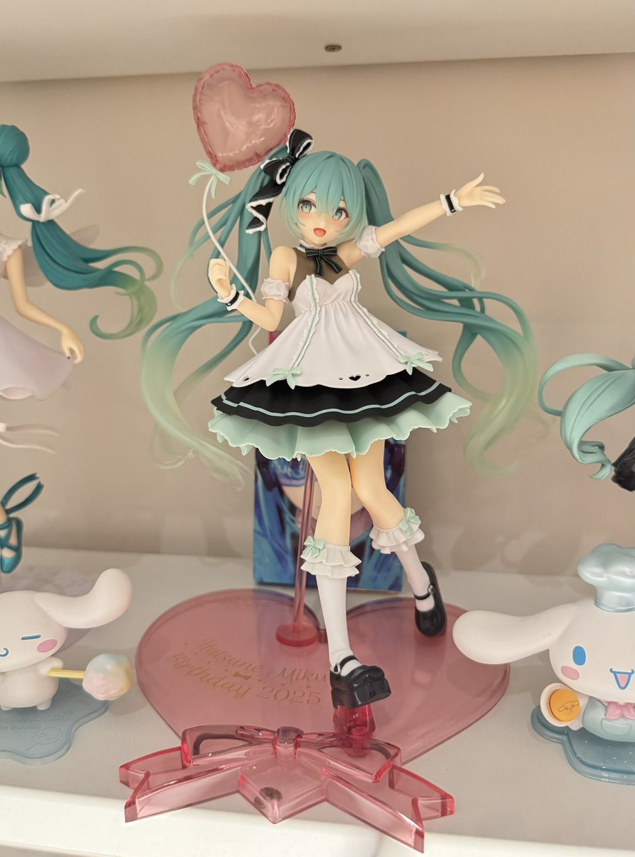 HanjiSensei's tweet photo. Got the birthday miku on my birthday (ᗒᗨᗕ) 
And also met the cutest woman on earth @jolyneso 🩵🩵 https://t.co/JbywpKsZ8O