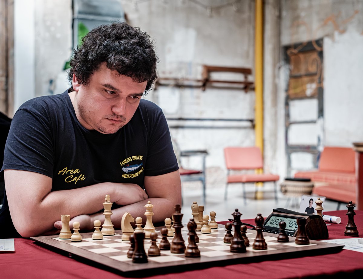 FedericoMarin's tweet image. David Lariño, el Fo, un genio incomprendido. Muros, La Coruña, 1989.
En el torneo Leyendas y Prodigios planteó aperturas disparatadas (contra Pepe Cuenca empezó con h6 y a6) y pese a todo mejoró su Elo y acabó con el 50 por ciento de los puntos.