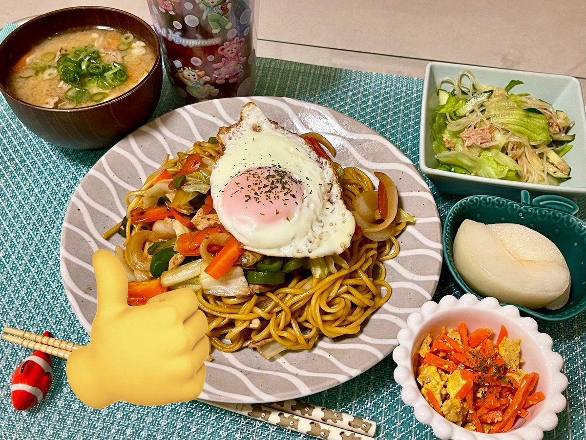 melt9916's tweet photo. 今日の智鶴メシ

◉目玉焼き乗せソース焼きそば
◉豚汁風
◉にんじんしりしり🥕
◉ツナとレタスの春雨中華サラダ
◉梨🍐

豚とにんじん過剰摂取！主食も副菜も麺！なんてこった！！😇😇
美味しかったし野菜たっぷりやけど脂質多い気がするな… https://t.co/3rugMGtrYi