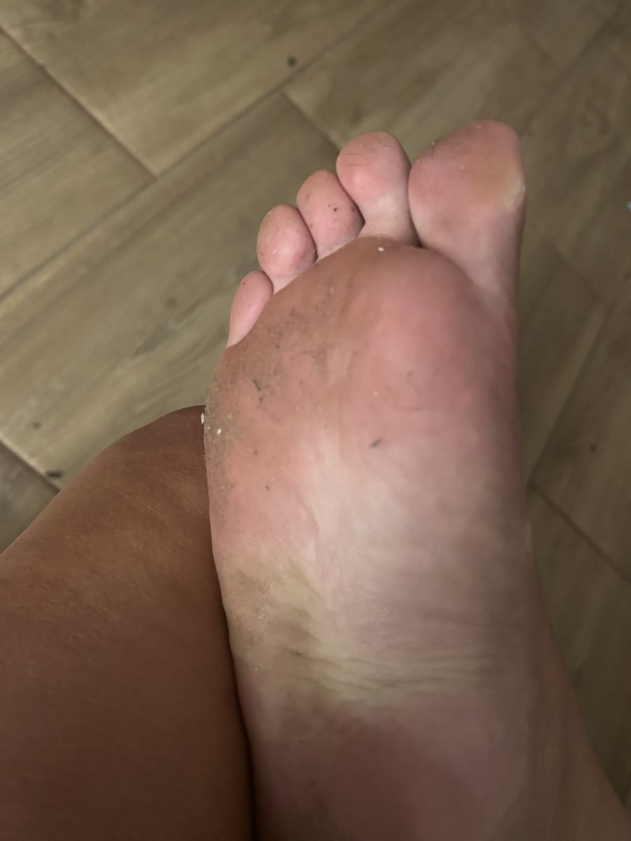 Red_Devil_Bdsm's tweet photo. #femdom #finsub #feet #whatsapp #dominatrix #rtfindom #bdsm_world #slave #paypig #moneyslave #herrin Pańcia wróciła z zakupów stopy zmęczone i brudne więc zabieraj się śmieciu do czyszczenia ich swoją mordą i zwróć mi za zakupy 150zl blik na nr 506205115 https://t.co/Y8ICG9f7q1