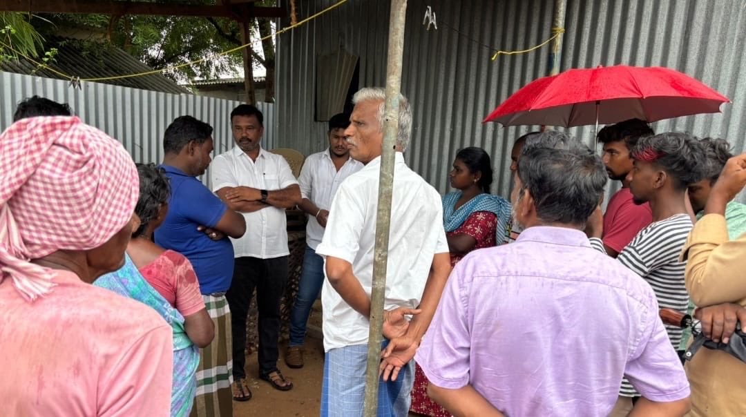 Actor_Vijay's tweet photo. கரூர் கிழக்கு மாவட்ட தமிழக வெற்றிக் கழகம் சார்பில் மாவட்ட செயலாளர் பாலசுப்ரமணி தலைமையில் நிர்வாகிகள்  தலைவர் @TVKVijayHQ உத்தரவின் பேரில் பாதிக்கப்பட்ட குடும்பத்தினரை சந்தித்து ஆறுதல் கூறினர் https://t.co/CmcCEdoznf