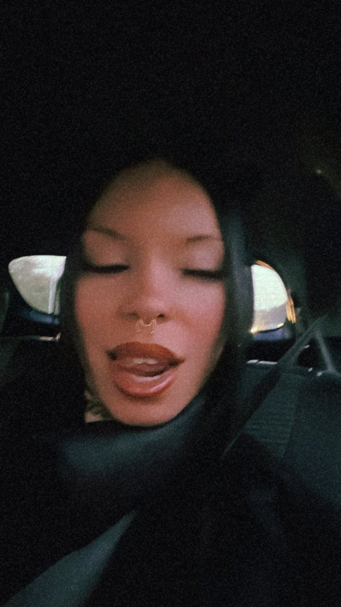 simxo_'s tweet image. I’ve been feeling like a bad b-tch all goddamn day 💋 #CardiB