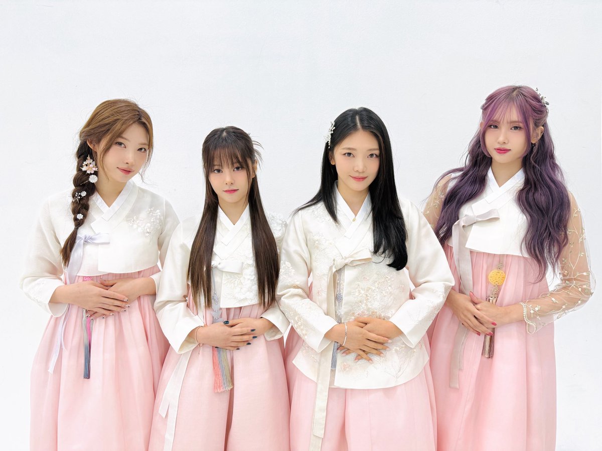 everglow_offcl's tweet photo. [📸]
#251004_글로우타임_EP01

풍성한 한가위와 함께 찾아온 에글이들💜
앞으로의 글로우타임도 기대해 주세요🫶

#EVERGLOW #에버글로우
#이유 #시현 #온다 #아샤
#EU #SIHYEON #ONDA #AISHA https://t.co/Zq46LA0UJv