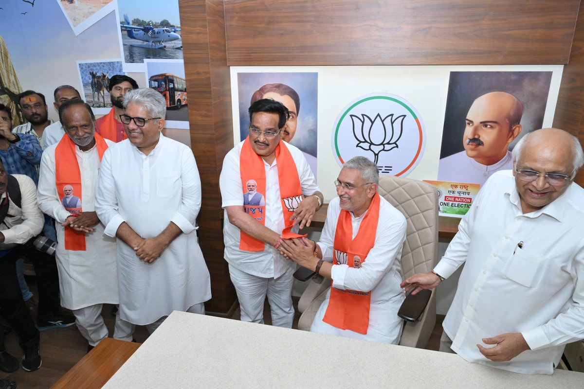 VinodChavdaBJP's tweet photo. સંગઠન પર્વ દ્વારા મજબૂત સંગઠનનું નિર્માણ... 

ભારતીય જનતા પાર્ટી, ગુજરાતના પ્રદેશ અધ્યક્ષ તરીકે સર્વાનુમતે ચૂંટાયા બાદ રાજ્યકક્ષાના મંત્રી આદરણીય શ્રી @MLAJagdish જી એ પ્રદેશ કાર્યાલય 'શ્રી કમલમ્' ખાતે પદભાર સંભાળ્યો. https://t.co/AuqVve0yvW