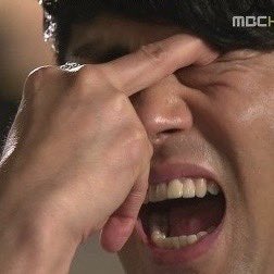 저도 도운이처럼 선크림세수하다가 눈에 들어가서 이렇게 된 적이 있어요 그 뒤로 얌전히 바름..