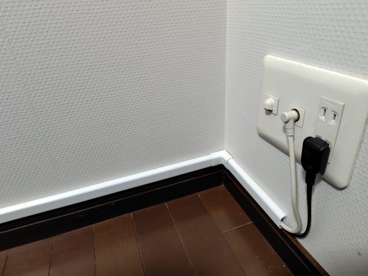 Forester_572's tweet image. 本日のDIY🛠️

寝室のテレビ台裏のケーブルが邪魔だったから…📺️🪢
板材買ってきて穴開けて本体に固定してみたよ🕳️🪛

これで掃除も楽になった✨️　何より見た目がさっぱり👀

#DIY
#テレビ台
#ケーブル
#ミニチュアダックス
#プラムケンネル
#短足犬
#チョコタン