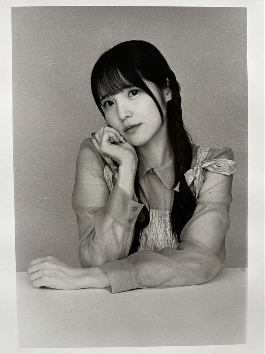 hesoman's tweet photo. 写真家 森谷修さんのポトレWSでの35mm Film版の暗室プリント写真。
引伸し機にNDフィルタをセットして長めの露光時間で焼いてみました。

モデル:らむねさん @mizuumiramune 
師匠:森谷修さん@MoriyaCamera 
#nikon_F100
#ilford_hp5
#銀塩写真スマホ撮り https://t.co/GDbNmP0XAk