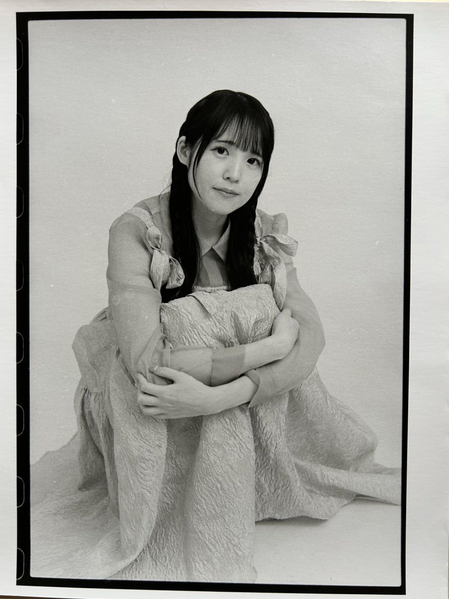 hesoman's tweet photo. 写真家 森谷修さんのポトレWSでの35mm Film版の暗室プリント写真。
引伸し機にNDフィルタをセットして長めの露光時間で焼いてみました。

モデル:らむねさん @mizuumiramune 
師匠:森谷修さん@MoriyaCamera 
#nikon_F100
#ilford_hp5
#銀塩写真スマホ撮り https://t.co/GDbNmP0XAk