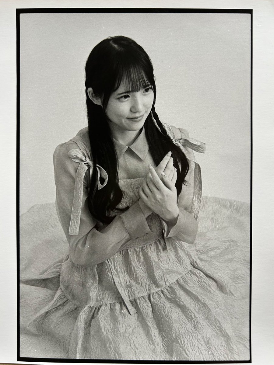hesoman's tweet photo. 写真家 森谷修さんのポトレWSでの35mm Film版の暗室プリント写真。
引伸し機にNDフィルタをセットして長めの露光時間で焼いてみました。

モデル:らむねさん @mizuumiramune 
師匠:森谷修さん@MoriyaCamera 
#nikon_F100
#ilford_hp5
#銀塩写真スマホ撮り https://t.co/GDbNmP0XAk