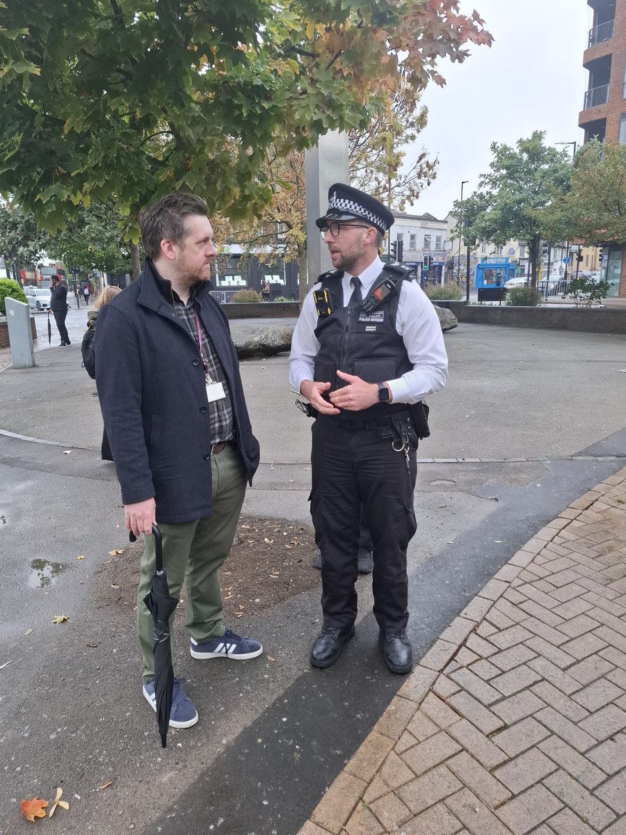 The hard working team have helped transform Thornton Heath Pond area, works continue next week with Graffiti Removal.

<a href="/MPSThornton/">MPS Thornton</a> will now help the council and issue fines to those who are blighting the area by fly-tipping, helping restore pride in #Croydon!

#CleanerCroydon