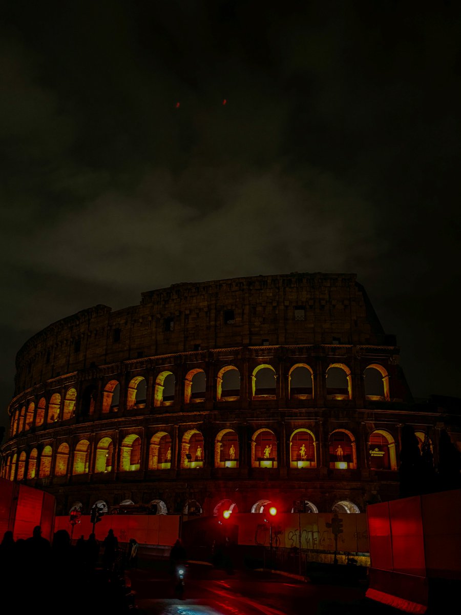 tomiip4's tweet photo. La dolce vita after dark. 🌑 https://t.co/rHzdf3dVvs