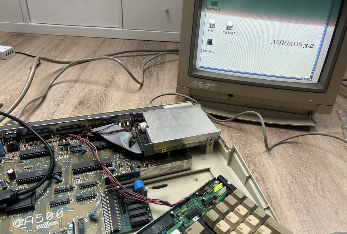 ThomasKopton's tweet image. After switching from an apparently defective Amiga to my own old one, removing the Mtec 680202 and replacing the Kickstart ROM the #PiStorm is running like a charm in my #Amiga500 😀