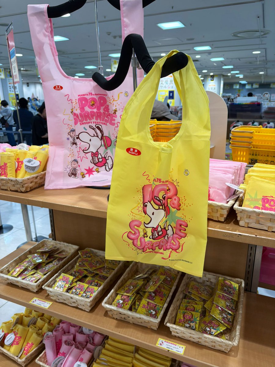 ayatoopy's tweet photo. ほぼフロア中がスヌーピーに！
入り口付近は名古屋限定と催事限定のグッズコーナーがびっしりと並んでいました。 https://t.co/1ihPfDMM5S