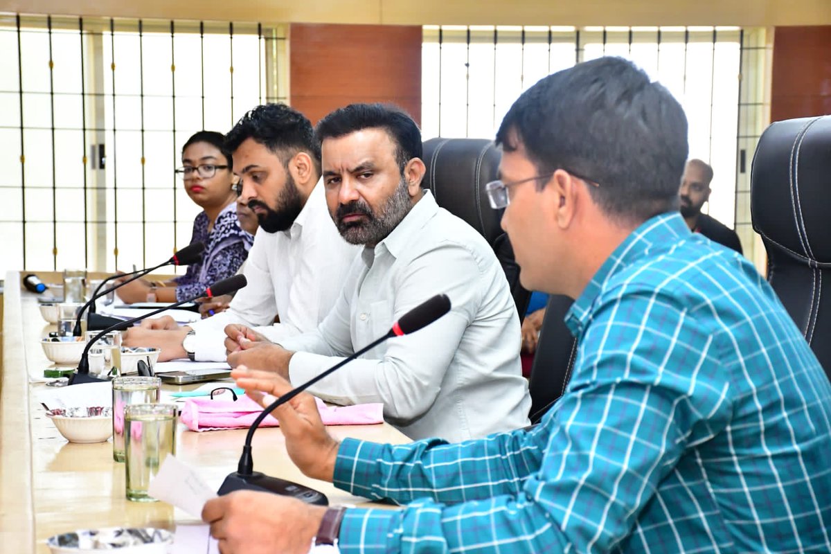 SantoshSLadINC's tweet photo. ಕಲಘಟಗಿ ಹಾಗೂ ಅಳ್ನಾವರ ತಾಲೂಕುಗಳ ಟೆನೆಂಟ್ ಕೋ- ಆಫ್ ಫಾರ್ಮಿಂಗ್ ಸೊಸೈಟಿಗಳ ಜಮೀನುಗಳ ಮತ್ತು ಅರಣ್ಯ ಹಕ್ಕು ಕಾಯಿದೆ (ಎಫ್. ಆರ್. ಎ) ಕುರಿತು ಜಿಲ್ಲಾಧಿಕಾರಿಗಳ ಕಚೇರಿಯಲ್ಲಿ ಅಧಿಕಾರಿಗಳೊಂದಿಗೆ ಸಭೆ ನಡೆಸಲಾಯಿತು.

#Dharwad #Alnavar #Kalaghatagi https://t.co/rXDvu8EgUT