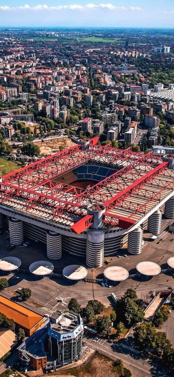 SAN SIRO: FIM DE UMA ERA 🏟️🇮🇹

Apesar dos protestos e abstenção do prefeito de Milão, o estádio San Siro já teve seu futuro decidido: o estádio será demolido.

Construído em 1926 e com capacidade para mais de 70 mil pessoas, o estádio Giuseppe Meazza, apelidado de San Siro, foi a