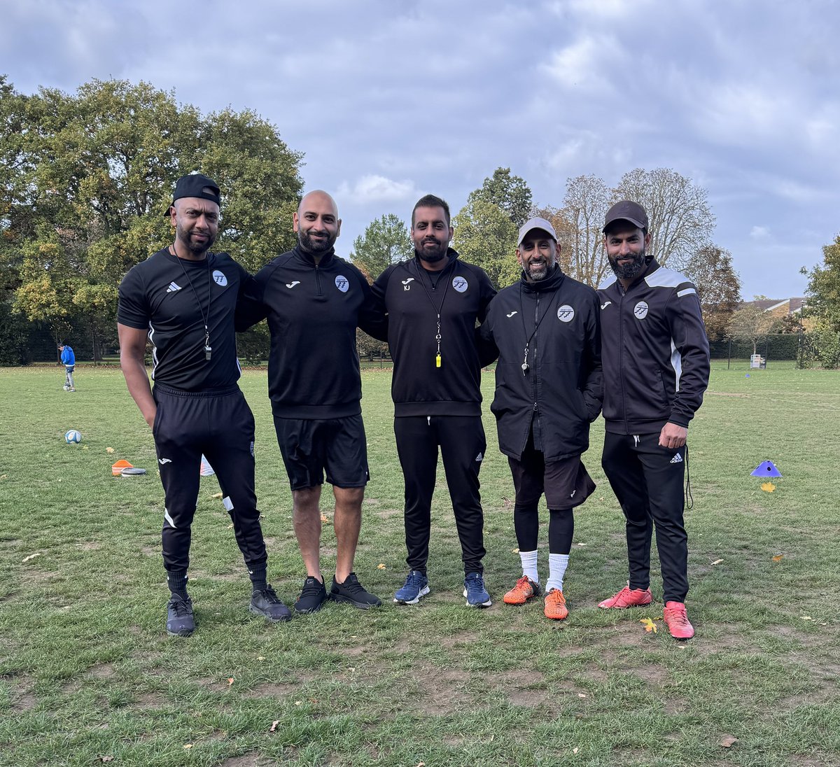 “Wisdom comes from age and experience.” 𝐀 𝐒𝐩𝐨𝐫𝐭𝐭𝐢𝐞𝐫𝐬 𝐟𝐢𝐫𝐬𝐭 - all five coaches who are Dads in their personal lives, are together today (increasing the age average substantially compared to the Sporttiers norm! 🤣). #wisdom